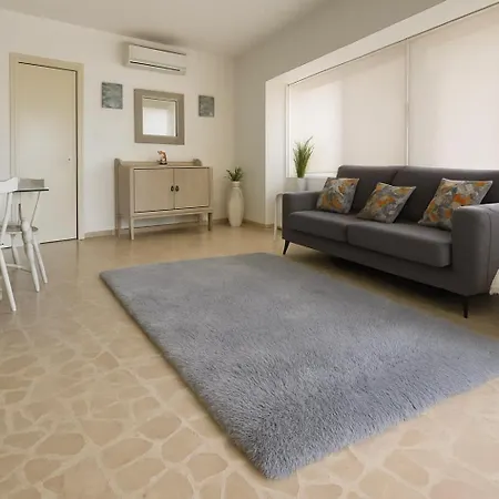 Spacious Three-bedroom Seafront In Prestigious Sv6 公寓