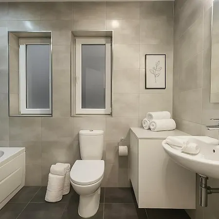 Spacious Three-bedroom Seafront In Prestigious Sv6 Appartement *