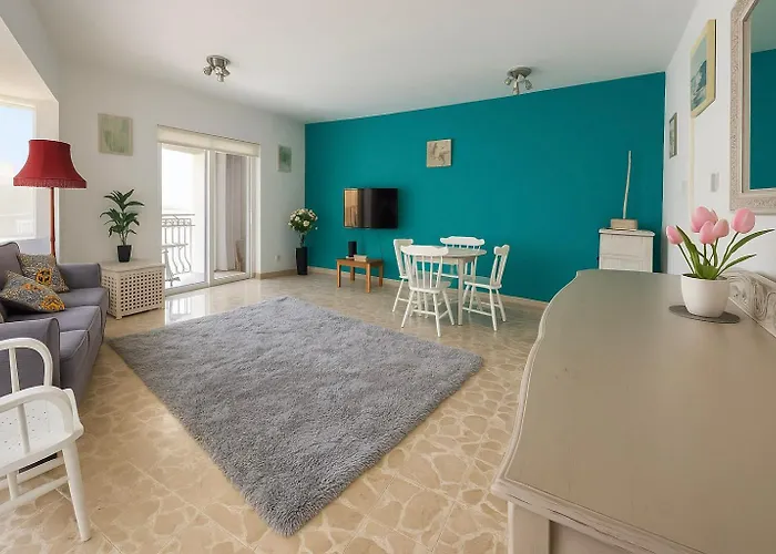 Lejlighed Spacious Three-bedroom Seafront In Prestigious Sv6 *