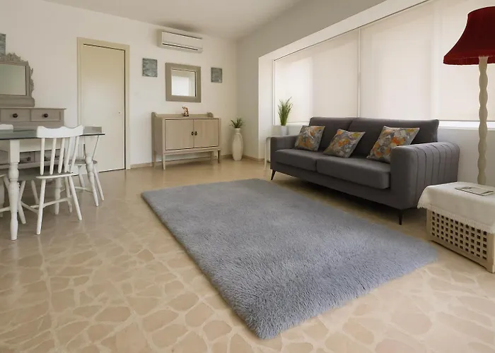 Spacious Three-bedroom Seafront In Prestigious Sv6 Lejlighed